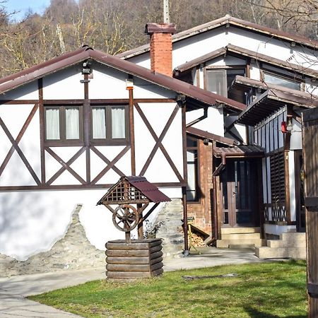 Cazarma Cavalerilor Bed & Breakfast Къмпулунг Екстериор снимка