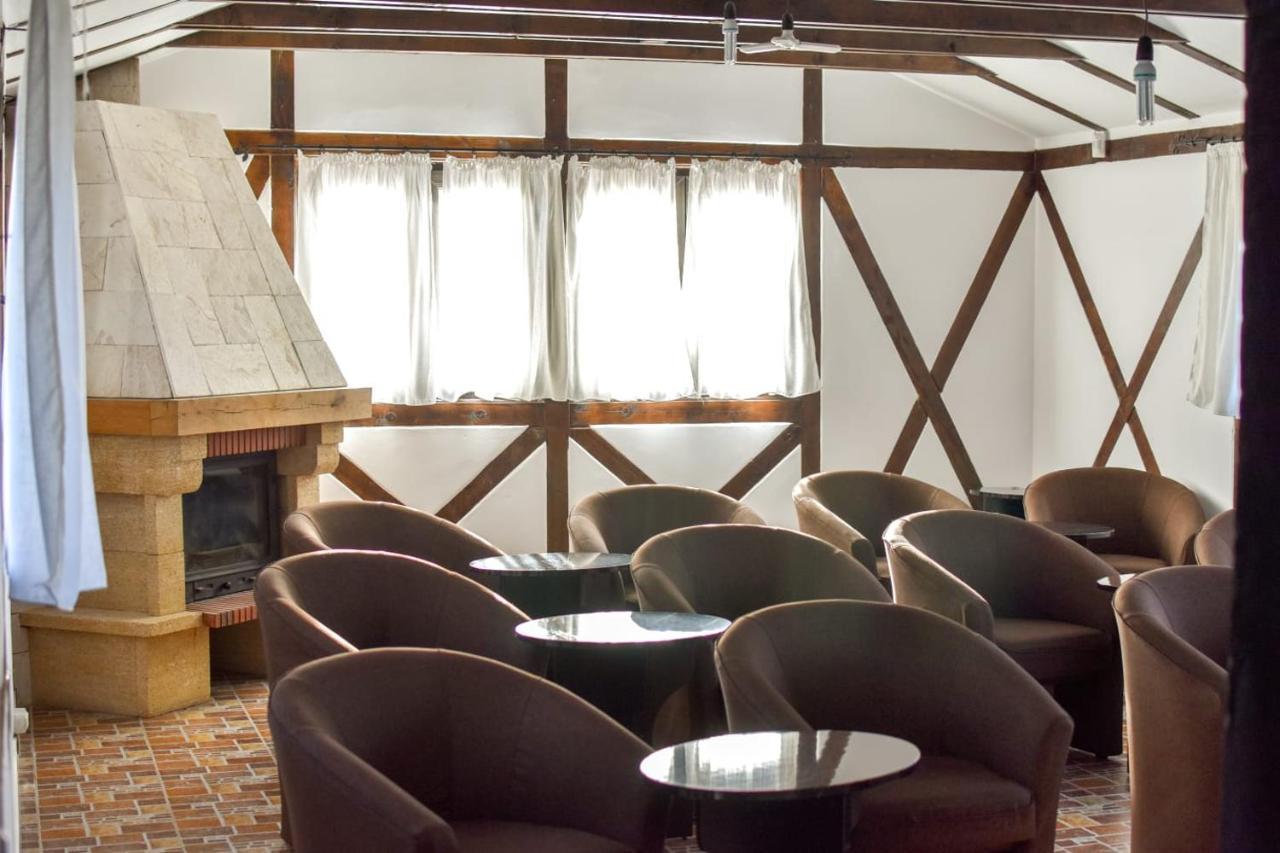 Cazarma Cavalerilor Bed & Breakfast Къмпулунг Екстериор снимка