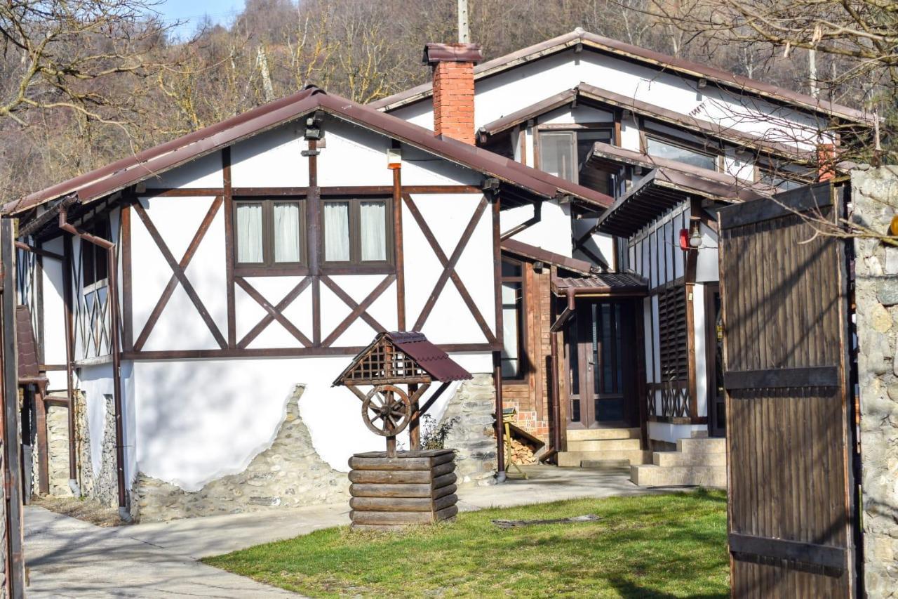 Cazarma Cavalerilor Bed & Breakfast Къмпулунг Екстериор снимка