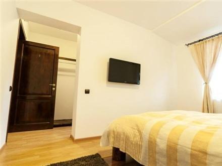 Cazarma Cavalerilor Bed & Breakfast Къмпулунг Екстериор снимка