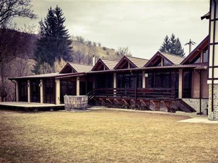 Cazarma Cavalerilor Bed & Breakfast Къмпулунг Екстериор снимка