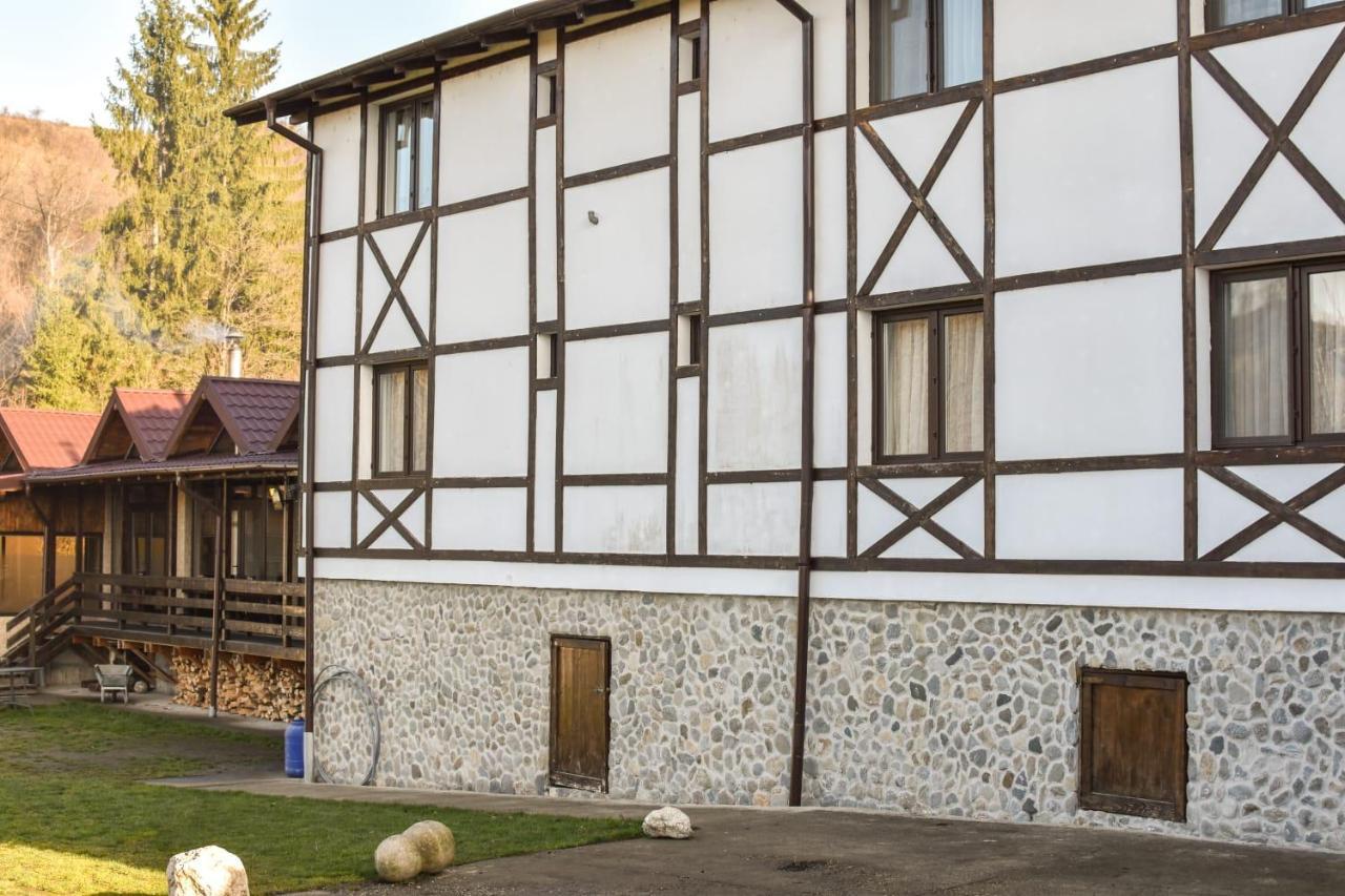 Cazarma Cavalerilor Bed & Breakfast Къмпулунг Екстериор снимка