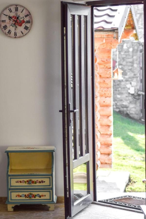 Cazarma Cavalerilor Bed & Breakfast Къмпулунг Екстериор снимка