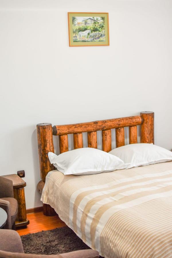 Cazarma Cavalerilor Bed & Breakfast Къмпулунг Екстериор снимка